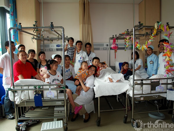 马瑞雪和四川汶川灾区患儿合影