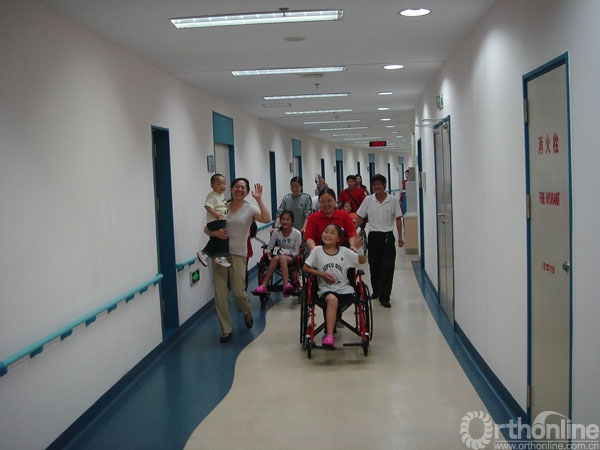 四川汶川灾区儿童救治后出院