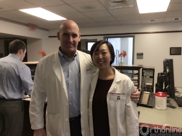 与纽约特种外科医院骨科主任Todd Albert在门诊.jpg