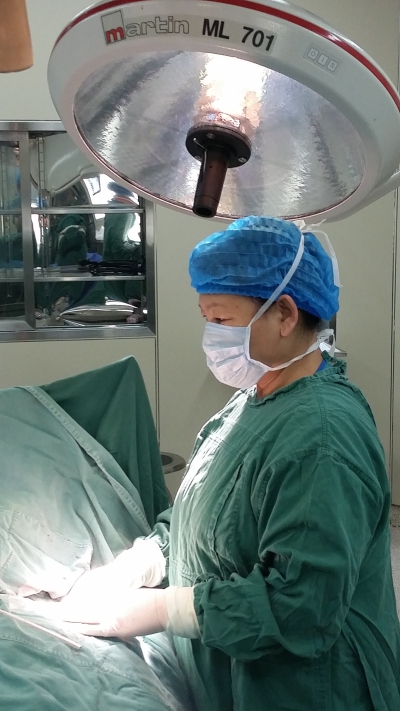 李慧英在手术.jpg