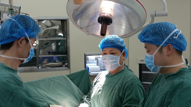 李慧英带领团队手术.jpg